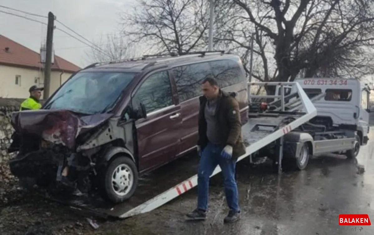 Qaxda Balakənli sürücünün “Vito”su ağaca çırpıldı