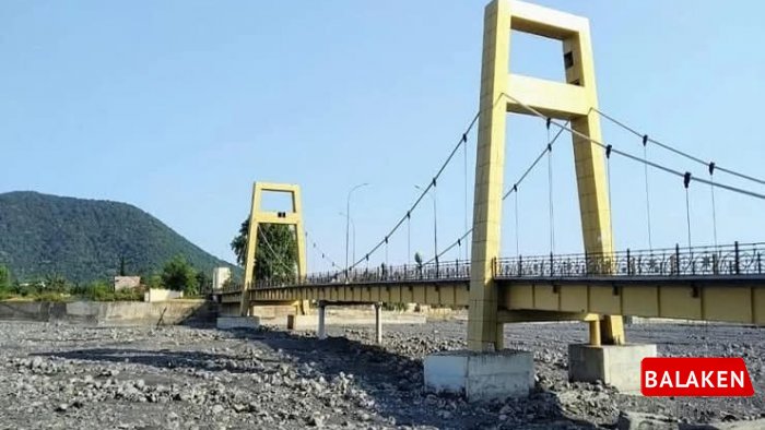 Balakən sakini Zaqatalada körpüdən çaya yıxıldı