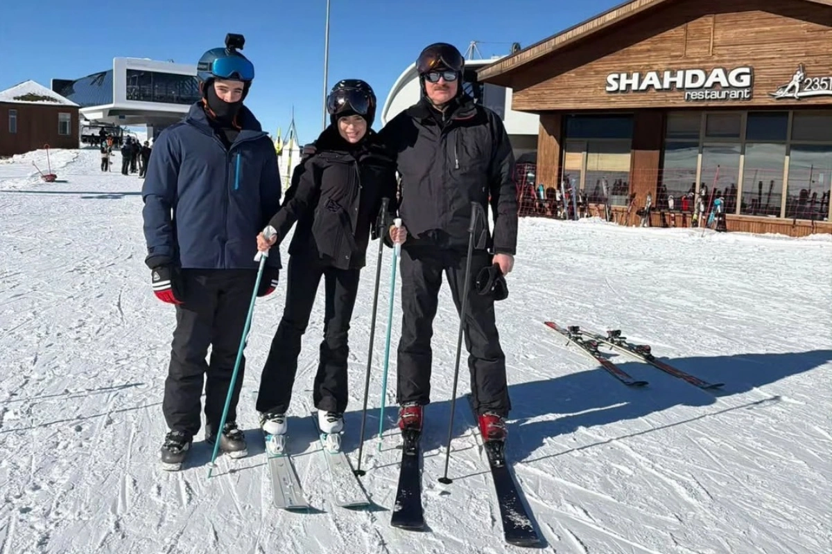 İlham Əliyev qızı və nəvələri ilə xizək sürdü