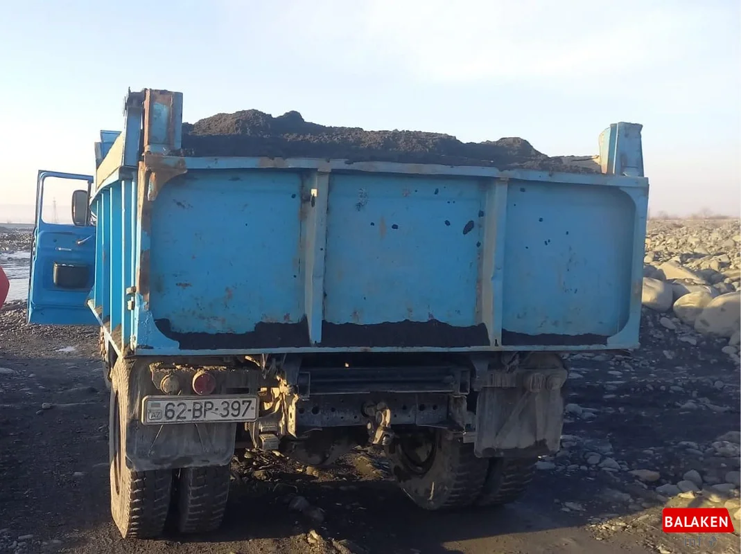 Balakəndə qanunsuz qum-çınqıl daşıyanlar saxlanıldılar