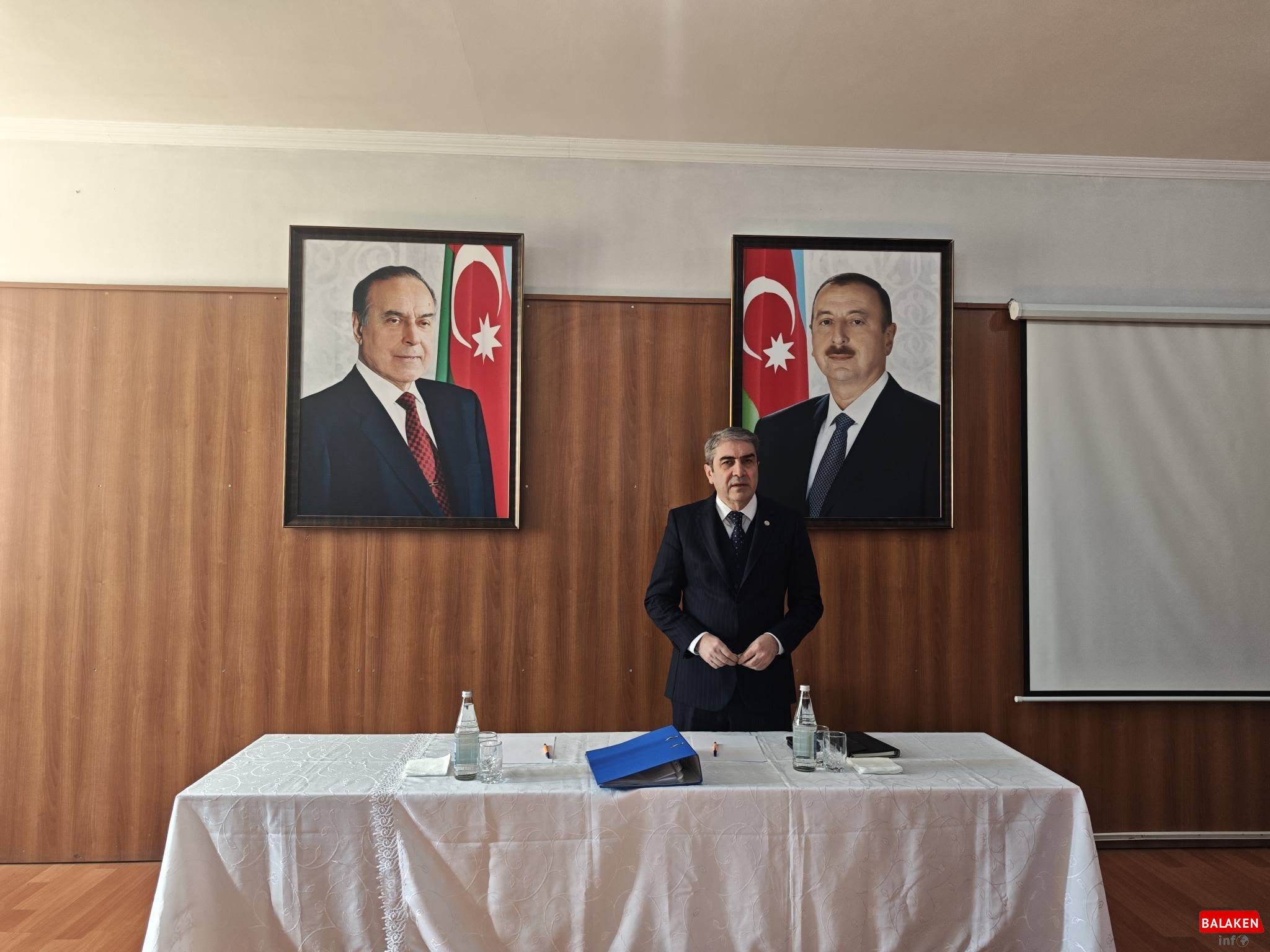 Balakən Rayon İcra Hakimiyyətinin başçısı Natiq Ağayev  Hənifə kəndində sakinlərin müraciətlərini dinləyib