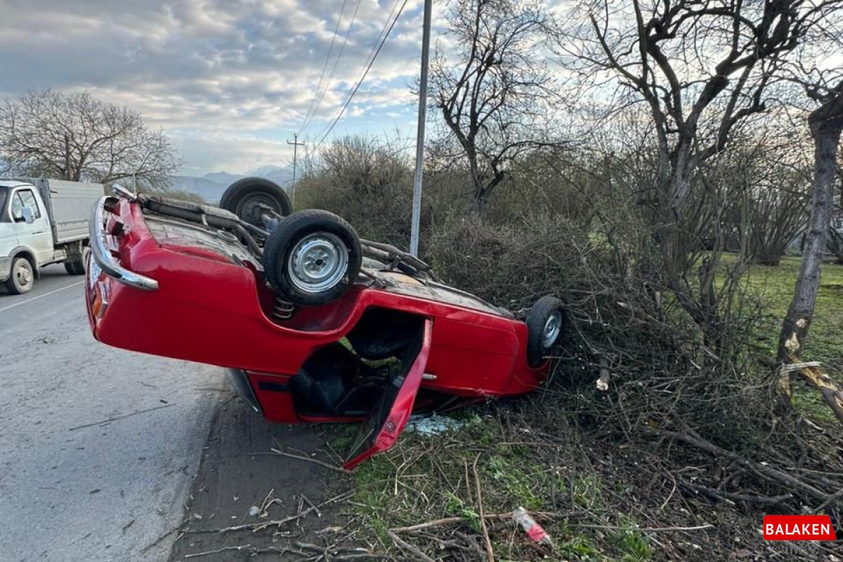 Balakəndə avtomobil aşdı: Xəsarət alanlar var